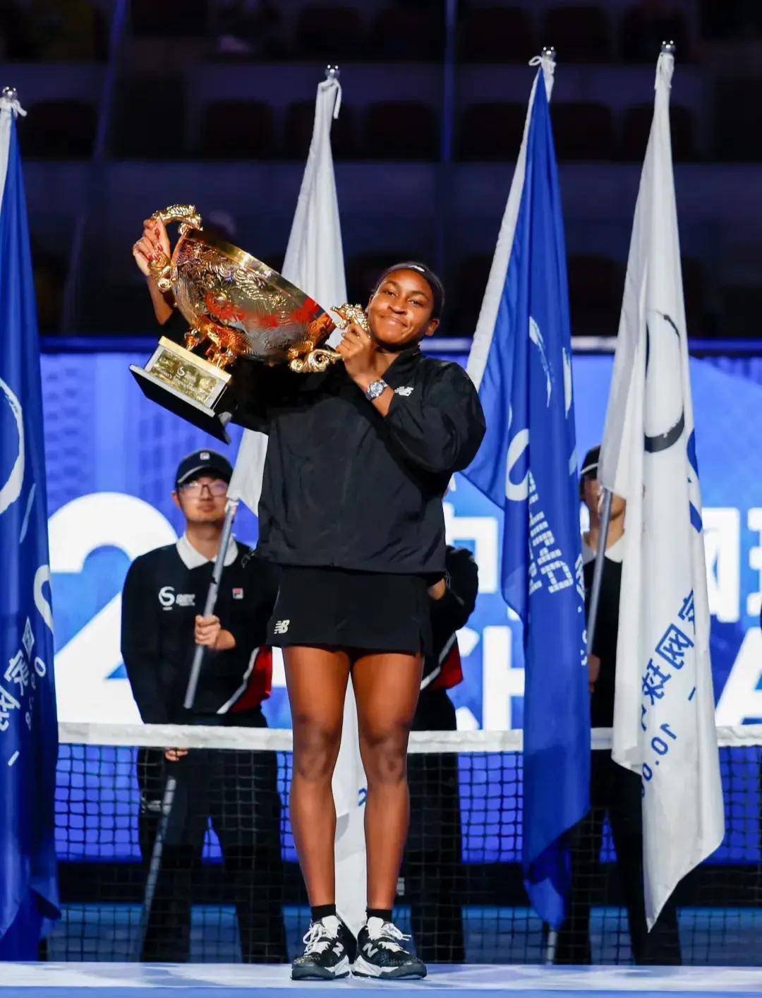 频频为莱万 频频为莱万